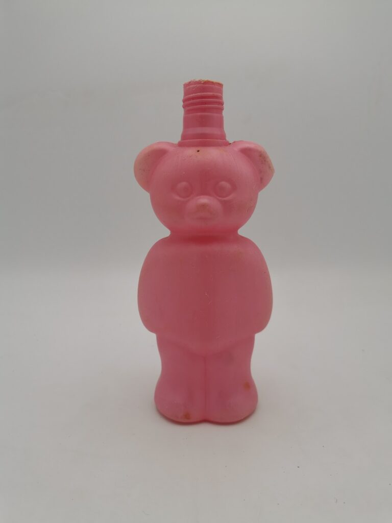un orsetto in plastica rosa, originariamente usato come dispenser