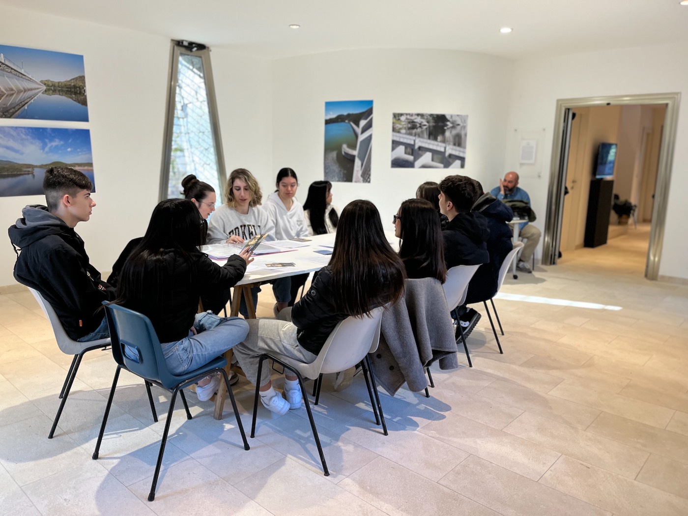 Studenti del Liceo Classico GM Dettori preparano gli allestimenti mostre